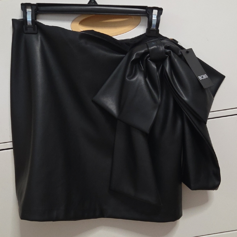 NWT BCBG Black Faux Leather Bow Mini Skirt - Size 8 [1104]